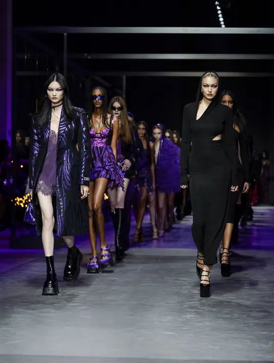 Gigi Hadid bersama para model berjalan di catwalk mengenakan kreasi bagian dari koleksi Musim Semi Musim Panas 2023 wanita Versace selama event Milan Fashion Week di Milan, Italia (23/9/2022). (AP Photo/Alberto Pezzali)