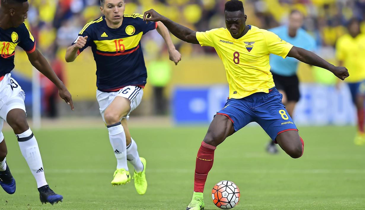 Penyerang Ekuador, Felipe Caicedo (kanan) mencatatkan namanya pada daftar top scorer kulifikasi Piala Dunia 2018 zona CONMEBOL, Felipe mengoleksi tujuh gol untuk negaranya. (AFP/Rodrigo Buendia)