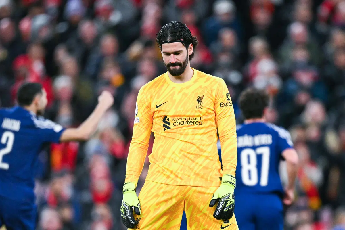 Foto: Kesedihan Pemain Liverpool Setelah Disingkirkan PSG dari Liga Champions, Mohamed Salah Tak Kuasa Menahan Air Mata