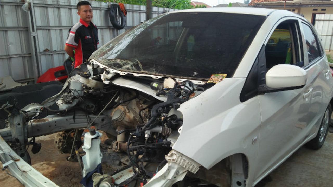 Giliran Mobil Korban Tsunami Selat Sunda Masuk 'Rumah Sakit'