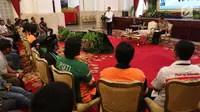 Presiden Joko Widodo (Jokowi) memberikan sambutan saat menerima 70 perwakilan sopir truk se-Indonesia di Istana Negara, Jakarta, Selasa (8/5). Jokowi menerima aduan dari sopir truk terkait premanisme hingga pungli di jalan. (Liputan6.com/Angga Yuniar)