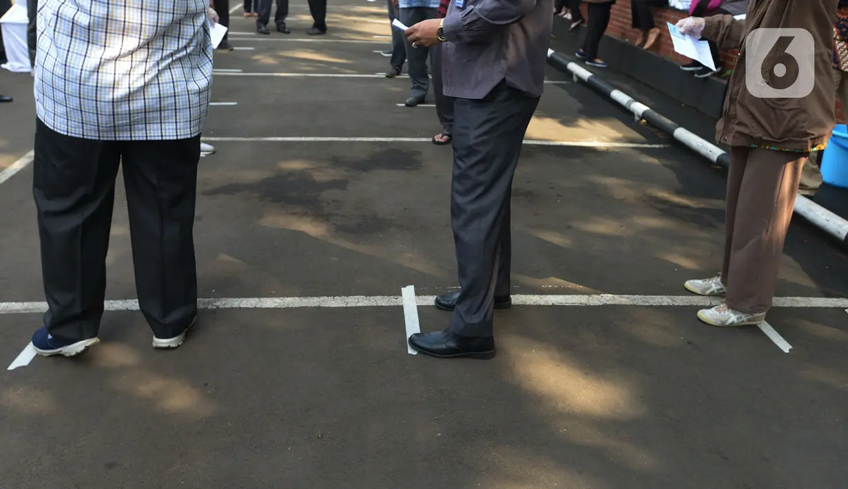 Tanda jaga jarak terlihat saat simulasi pemungutan suara dalam pemilihan serentak 2020 di Halam Kantor KPU, Jakarta, Rabu (22/7/2020). Simulasi pemungutan suara di TPS dengan menerapkan protokol kesehatan Covid-19. (merdeka.com/Imam Buhori)