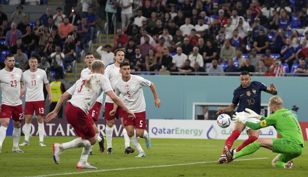 Kylian Mbappe sukses membuat dua gol ke gawang Denmark dalam pertandingan grup D Piala Dunia 2022  di Stadion 974, Doha, Minggu (27/11/2022) dini hari WIB. (AP Photo/Thanassis Stavrakis)