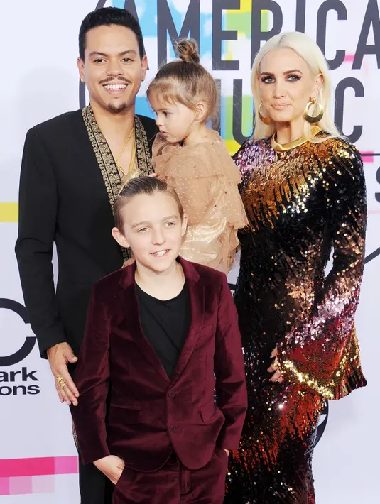 Ashlee Simpson melahirkan anak pertamanya pada November 2008. Saat itu ia masih berusia 24 tahun. (Gregg DeGuire/WireImage.com)