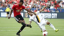 Pemain Manchester United, Marcus Rashford (kiri) melepaskan tembakan saat diadang pemain LA Galaxy, Hugo Arellano pada laga persahabatan di California, Sabtu (15/7/2017).  (AP/Jae C. Hong)