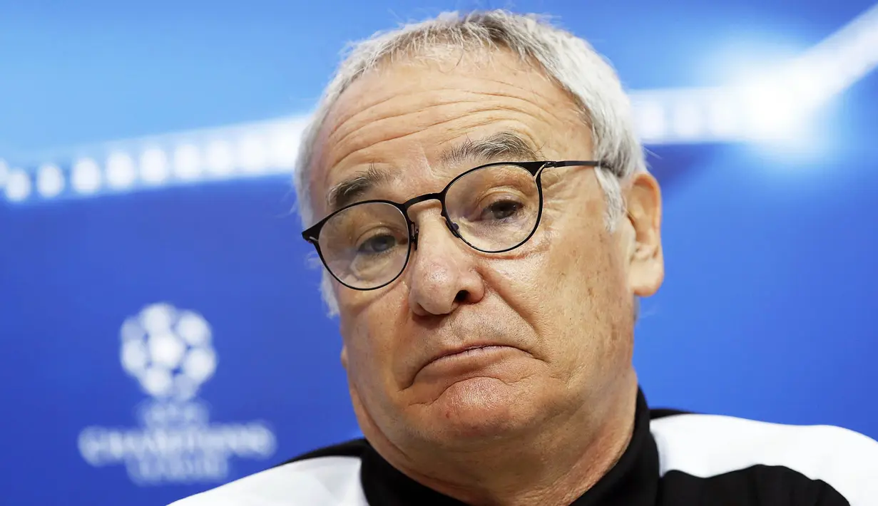 Momen terakhir Claudio Ranieri bersama Leicester saat jumpa pers jelang laga melawan Sevilla. Untuk sementara posisi Ranieri akan digantikan oleh asisten manajer Craig Shakespeare yang akan debut saat menghadapi Liverpool. (EPA/Julio Munoz)