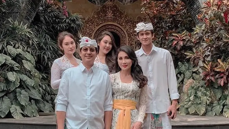 7 Potret Antonio Blanco Jr Bersama Keluarga, Tampil Kompak Dalam Busana Bali