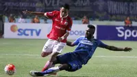 Ambrizal Umanailo saat dihadang pemain Persib Bandung, Yanto Basna pada laga Torabika SC 2016 di Stadion GBLA, Bandung, Sabtu (16/7/2016). Bola.com/Nicklas Hanoatubun)