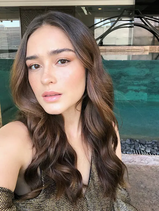 Dengan gayanya yang simple, tak jarang juga Yasmine tampak seksi. Dengan rambut panjangnya yang kerap dibuat bergelombang ini, paras seksi Yasmin terlihat begitu natural. (Instagram/yaswildblood)