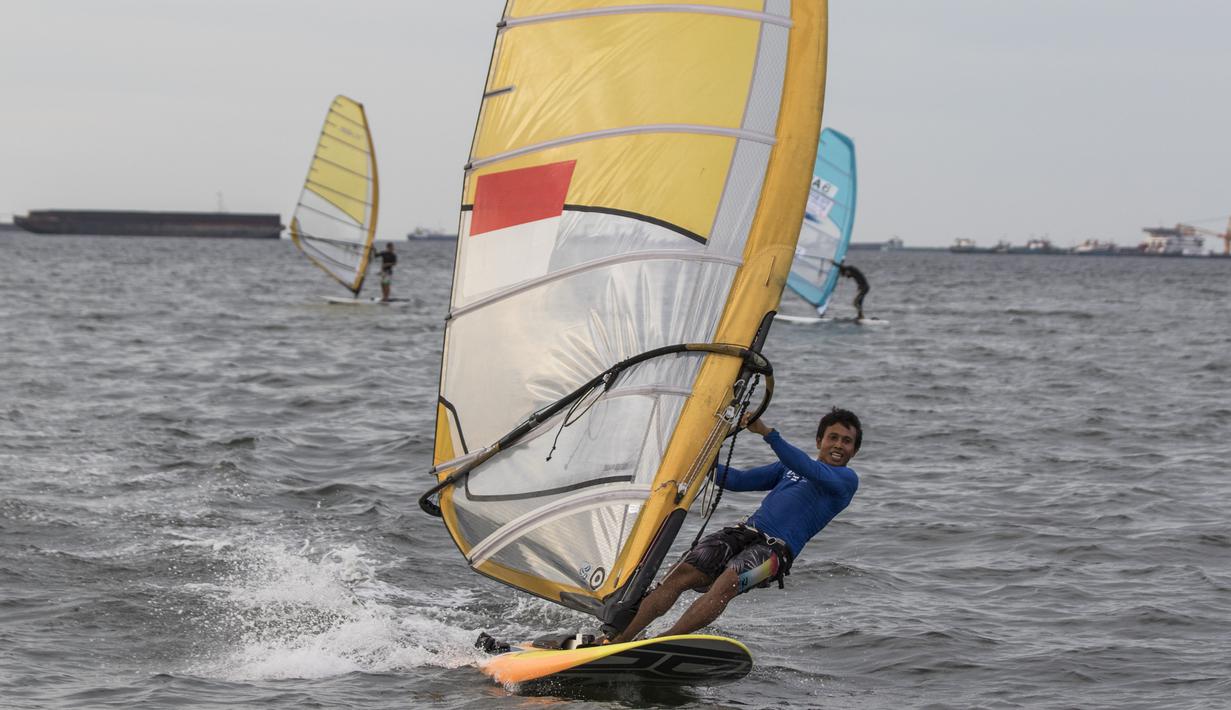 Seorang atlet layar berlatih di Laut Jakarta, Kamis (24/5/2018). Cabang layar menargetkan dua medali emas pada Asian Games 2018 mendatang. (Bola.com/Vitalis Yogi Trisna)