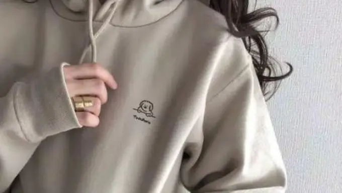 Tips Padu Padan di Musim Hujan dengan Hoodie yang Stylish