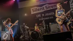 Grup band asal Jepang Silent Siren beraksi dalam konser yang di gelar di Annex Building, Jakarta, Sabtu (19/9/2015). Silent Siren terdiri dari 4 cewek cantik itu berhasil menghibur penggemarnya di Jakarta. (Liputan6.com/Faizal Fanani)