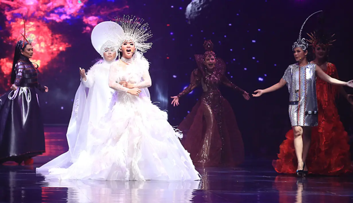 47 koleksi dipamerkan dalam acara tersebut. Beberapa karyanya pernah dipakai artis internasional seperti Katy Pary dan Nicki Minaj. Koleksi elegan dan megah mewarnai pada malam itu disamping koleksi desainer ternama Tanah Air. (Deki Prayoga/Bintang.com)