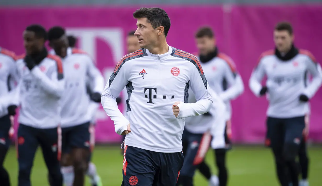 Penyerang Bayern Munchen Robert Lewandowski menghadiri sesi latihan di Munich, Jerman, 15 Februari 2022. Bayern Munchen akan melakoni laga tandang melawan RB Salzburg di Red Bull Arena dalam leg pertama 16 besar Liga Champions, Kamis (17/2) dini hari WIB. (Sven Hoppe/dpa via AP)