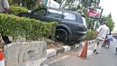 Sebuah mobil Pajero menabrak pembatas jalan di Jalan Rasuna Said, Jakarta, Kamis (29/9/2019). Belum ada informasi terkait penyebab kecelakaan itu, petugas masih berupaya melakukan evakuasi mobil tersebut. (Liputan6.com/Herman Zakharia)