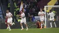 Para pemain AC Milan berselebrasi setelah Alexis Saelemaekers mencetak gol penyeimbang ke gawang Roma dalam laga lanjutan Liga Italia di Stadion Olimpico, Roma, Sabtu (29/3/2023). (AP Photo/Gregorio Borgia)
