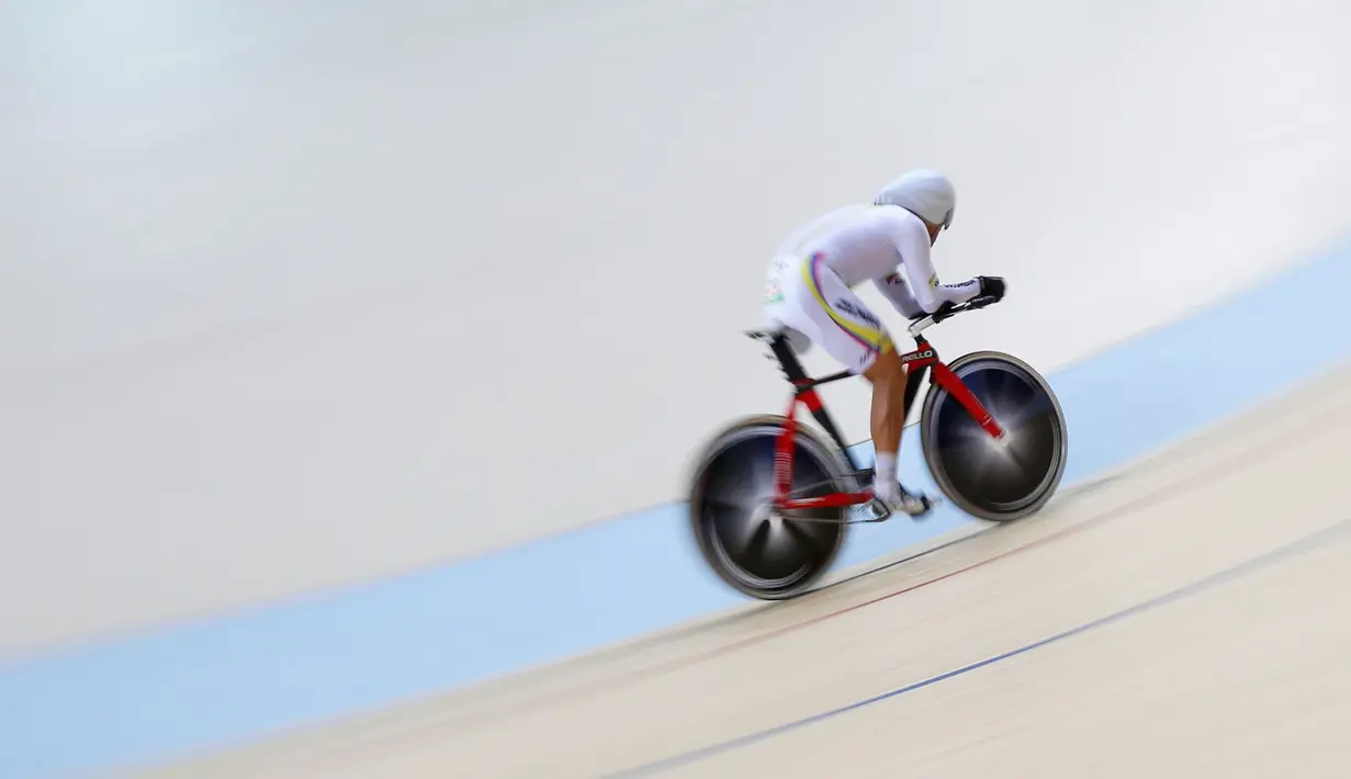 Atlet Sepeda asal Kolombia, Alvaro Galvis Becerra saat berlaga di Paralimpiade Rio 2016, Brasil (9/9). (REUTERS / Carlos Garcia Rawlins)