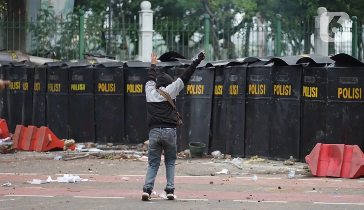 Pengunjuk rasa terlibat bentrok dengan polisi di Jalan Medan Merdeka Timur, Jakarta, Kamis (8/10/2020). Bentrokan terjadi akibat massa yang memaksa masuk ke depan Istana Negara untuk berunjuk rasa terkait penolakan UU Cipta Kerja. (Liputan6.com/Immanuel Antonius)