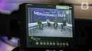 Layar menunjukkan gambar saat Ketua Komisi Pemilihan Umum (KPU) Hasyim Asy'ari bersama Pimpinan Redaksi SCTV Retno Pinasti, Direktur Pemberitaan KLY Wenceslaus Manggut pada acara penandatanganan MoU antara Emtek dengan KPU di SCTV Tower, Jakarta, Selasa (30/8/2022). Kerja sama KPU dengan Emtek ini terkait sosialisasi Pemilihan Umum yang akan diselenggarakan 2024 mendatang. (Liputan6.com/Johan Tallo)