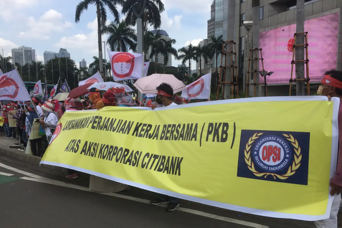 Pekerja Citibank menggelar demonstrasi di kawasan Bursa Efek Jakarta, SCBD, Jakarta, Rabu (20/4/2022).