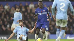 Pemain Chelsea, Nicolas Jackson, berusaha melewati pemain Manchester City pada laga pekan ke-12 Premier League 2023/2024 di Stadion Stamford Bridge, Minggu (12/11/2023). (AP Photo/Ian Walton)