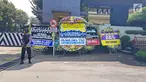 Petugas berjaga di komplek Mako Brimob Kelapa Dua, Depok, Jawa Barat, Jumat (11/5). Puluhan karangan bunga dari sejumlah pejabat negara memadati pekarangan Mako Brimob. (Liputan6.com/Herman Zakharia)