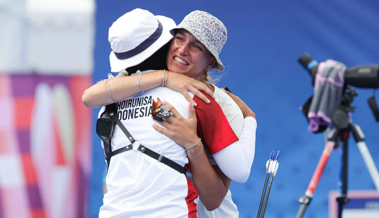 <p>Atlet panahan putri Prancis, Lisa Barbelin memeluk lawannya, wakil Indonesia, Diananda Choirunisa setelah memenangkan laga babak perempatfinal nomor individual putri cabor panahan Olimpiade Paris 2024 di Les Invalides Arena, Paris, Sabtu (3/8/2024). Lisa Barbelin menang 6-5 dan akhirnya meyumbang medali perunggu setelah mengalahkan wakil Korea Selatan. (Dok.NOC Indonesia/Naif Muhammad Al'as)</p>