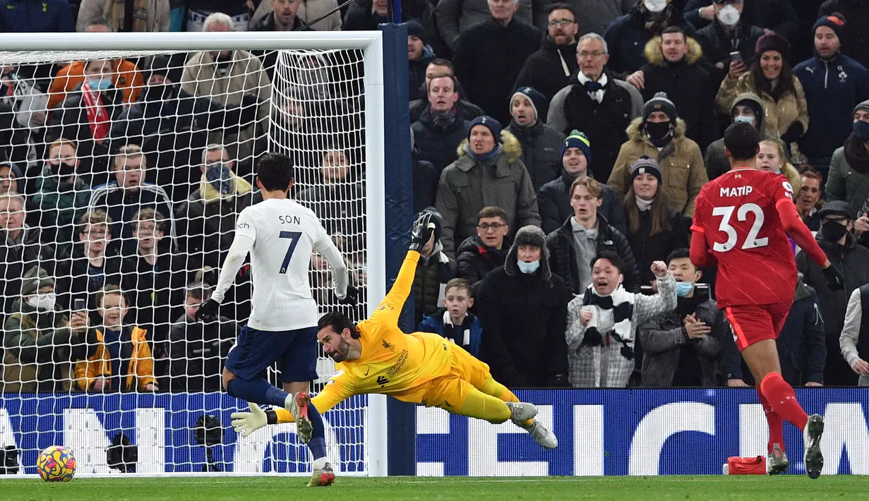 Namun tak butuh lama untuk menyamakan kedudukan bagi tuan rumah. Kiper Liverpool, Alisson Becker membuat blunder dengan melakukan sapuan yang tidak sempurna dan berhasil dimanfaatkan oleh Son Heung-min pada menit ke-74. (AFP/Justin Tallis)