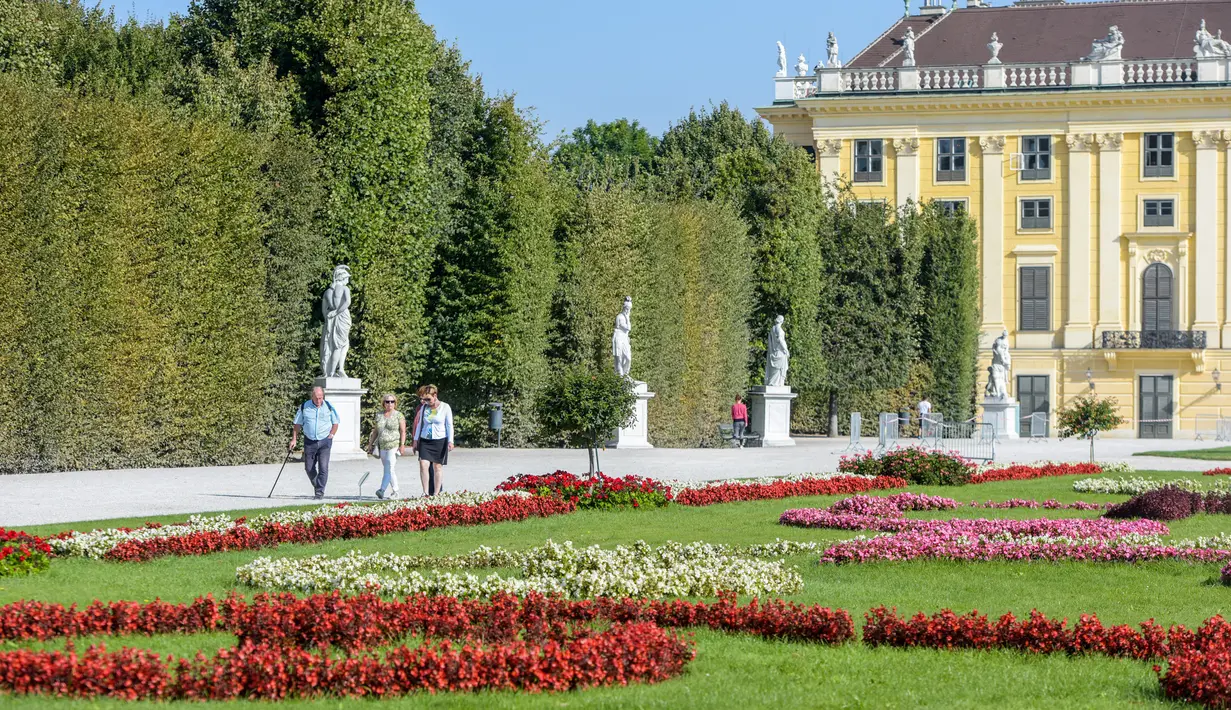 Para pengunjung berjalan-jalan di taman Istana Schoenbrunn di Wina, Austria, pada 21 September 2020. (Xinhua/Guo Chen)