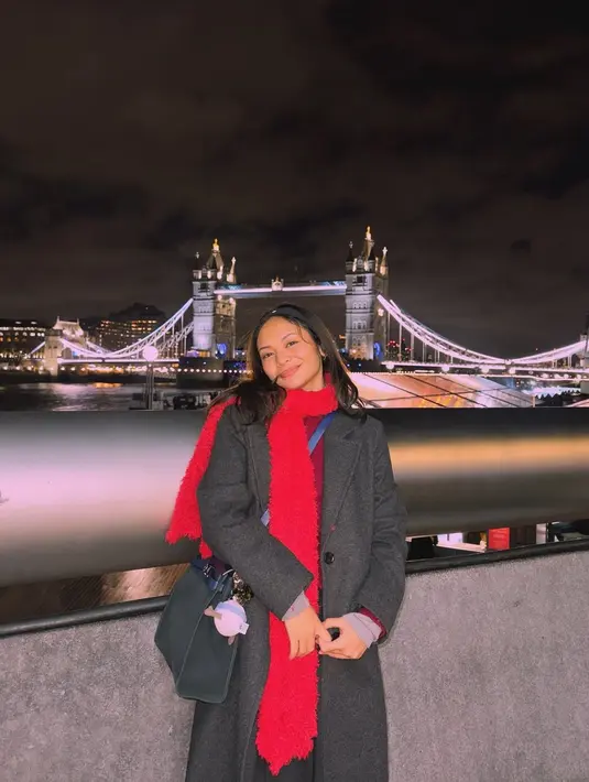 Berlatar London Bridge, Amel Carla tampil cerah dengan sentuhan outfit berwarna merah [@amelcarla]