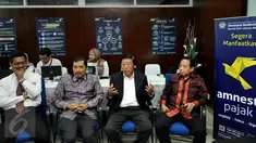 Pengusaha Nasional Murdaya Poo (kedua kanan) didampingi Ka Kanwil DJP Jak-Sel I, Sakli Anggoro dan Wakil Ketua Umum Apindo Suryadi Sasmita memberikan keterangan pers tax amnesty di Kantor Kanwil DJP Pajak, Jakarta, Senin (19/9). (Liputan6.com/Johan Tallo)