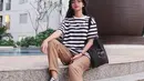 Simpel dan tetap stylish ala Glenca Chysara juga bisa jadi inspirasi dalam berpakaian. Kali ini ia tampil dengan atasan bermotif stripe hitam putih yang dipadukan dengan celana coklat. Topi dan kacamata yang dipakai membuat penampilannya semakin lengkap.(Liputan6.com/IG/@glencachysaraofficial)