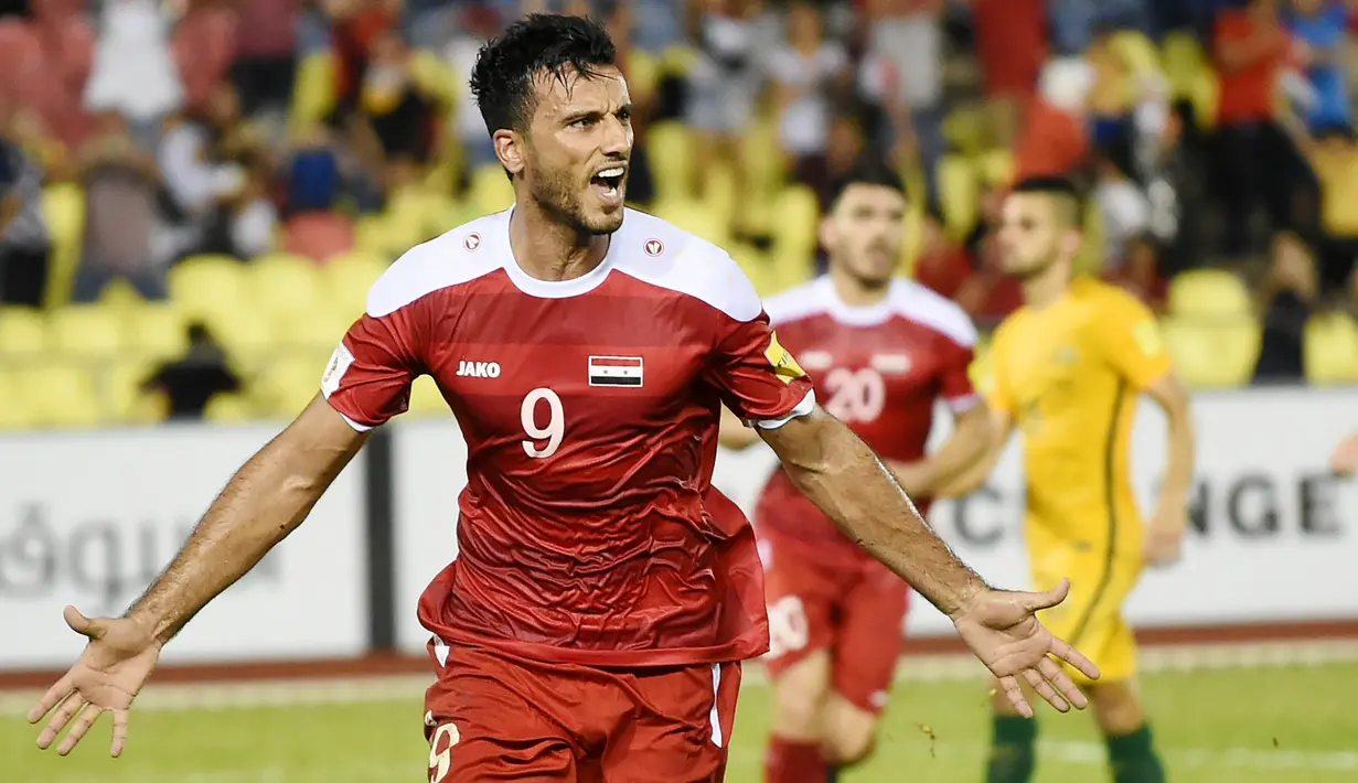 Pemain Suriah, Omar Al Somah, melakukan selebrasi usai mencetak gol ke gawang Australia pada laga Kualifikasi Piala Dunia 2018 di Stadion Hang Jebat, Kamis (5/10/2017). Suriah bermain imbang 1-1 dengan Australia. (AFP/Mohd Rasfan)