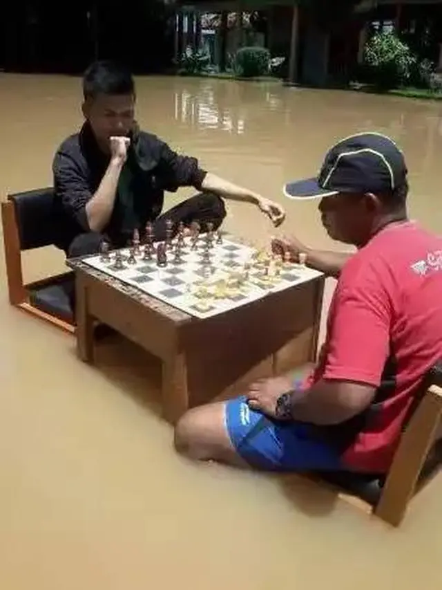 Enggak Tahu Tempat, Ini 7 Potret Absurd Orang Saat Main Catur