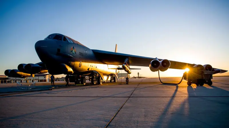 Prototipe lengkap dari Air-launched Rapid Response Weapon (ARRW), diluncurkan dari B-52 di lepas pantai California. (Giancarlo Casem/412th Test Wing Public Affairs/DVIDS)