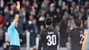 Wasit Ovidiu Hategan memberikan kartu merah kepada pemain Porto, Maxi Pereira (kanan) pada Babak 16 Besar Liga Champions di Juventus Stadium, (14/3/2017). Juventus menang 1-0. ((EPA/Alessandro Di Marco)