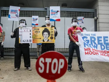 Massa mengenakan pelindung wajah dan masker saat menggelar aksi di depan Kedubes Korea Selatan di Jakarta, Kamis (25/6/2020). Dalam aksinya, mereka meminta Korsel membatalkan rencana pendanan untuk proyek PLTU Jawa 9 dan 10 di Banten yang dinilai merusak lingkungan. (Liputan6.com/Faizal Fanani)