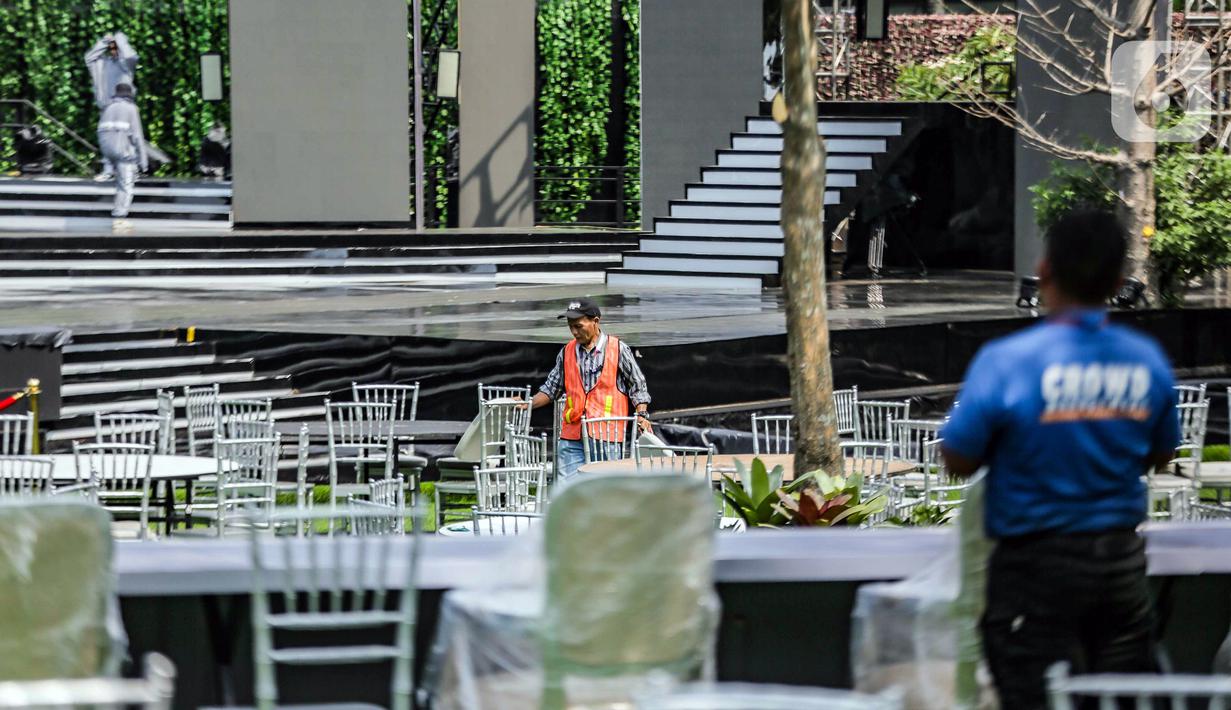 Selain pepohonan, kawasan Hutan Kota GBK turut dilengkapi lintasan lari (jogging track), teater terbuka (amphitheatre) yang dapat dipakai untuk pertunjukan kesenian seperti konser musik, arena olahraga basket terbuka, Tugu Majapahit dengan lima pilar melambangkan Pancasila. Sebuah kolam dengan air mancur menari turut menghiasi hutan buatan yang mampu menampung hingga 2.000 orang. (Liputan6.com/Faizal Fanani)