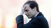 AC Milan's coach Massimiliano Allegri reacts during the Italian Serie A football match between AC Milan and Catania at Massimino Stadium in Catania on March 31, 2012.  AFP PHOTO / MARCELLO PATERNOSTRO