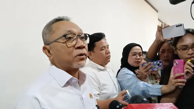Menteri Koordinator Bidang Pangan Zulkifli Hasan (Menko Zulhas) rapat mengenai Makan Bergizi Gratis (MBG), di kantornya, Jakarta, Jumat (9/5/2025).