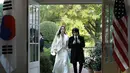 Seorang sumber menyatakan, hubungan Asia-Amerika sangat penting bagi keluarga Angelina Jolie. Mengingat anak-anaknya memiliki hubungan yang erat antara benua tersebut. Apalagi, Maddox berkuliah di Korea Selatan. (Anna Moneymaker/Getty Images/AFP)