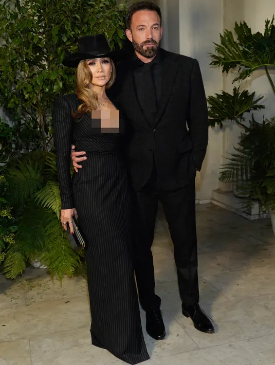 <p>Jennifer Lopez (kiri) dan Ben Affleck tiba untuk menghadiri Ralph Lauren Spring 2023 Fashion Experience di The Huntington, Pasadena, California, Amerika Serikat, 13 Oktober 2022. Jennifer Lopez dan Ben Affleck tampil mesra dengan memancarkan kebahagiaan pengantin baru. (AP Photo/Chris Pizzello)</p>