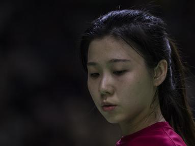 Pebulutangkis Hongkong, Tsz Huen Lam, saat tampil pada Asian Para Games cabang bulutangkis RR 3 di Istora Senayan, Jakarta, Kamis (11/10). (Bola.com/Vitalis Yogi Trisna)