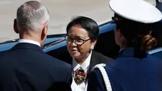 Menteri Pertahanan AS James Norman Mattis menyambut kunjungan Menteri Luar Negeri Indonesia Retno LP Marsudi di Pentagon, Senin (26/3). Kedatangan Menlu Retno untuk membahas beberapa bidang isu yang menjadi perhatian kedua negara. (AP/Jacquelyn Martin)