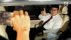 Capres nomor urut 02 Prabowo Subianto meninggalkan Rumah Kertanegara menuju lokasi debat Pilpres, Jakarta, Kamis (17/1). Prabowo-Sandi berangkat usai melaksanakan salat magrib berjemaah. (Liputan6.com/JohanTallo)