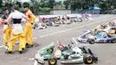 Para pebalap dari tim Jagonya Ayam berdiskusi sebelum balapan gokar di Sirkuit Sentul, Bogor, Sabtu (9/4/2016). Acara ini merupakan rangkaian media gathering dari tim Jagonya Ayam. (Bola.com/Vitalis Yogi Trisna)