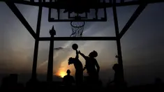 Sejumlah warga bermain basket di kawasan Monas, Jakarta, Jumat (11/10). Kawasan Monas menjadi pilihan warga Jakarta dan pekerja ibu kota untuk berolahraga sore. (Bola.com/Yoppy Renato)