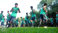 Sejumlah pesepakbola muda melakukan pemanasan jelang latihan seleksi Timnas Indonesia U19 di NYTC Sawangan, Depok, Selasa (26/7). Seleksi untuk menghadapi ajang Piala AFF U19 2016 di Hanoi, 11-24 September mendatang. (Liputan6.com/Helmi Fithriansyah)