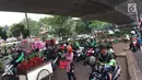 Pengemudi ojek online memadati kolong flyover Kalibata, Jakarta, Rabu (17/1). Kurangnya penegakan hukum menyebabkan banyak pengemudi ojek online mangkal di kolong flyover tersebut sehingga kerap mengganggu lalu lintas. (Liputan6.com/Immanuel Antonius)