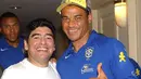 (6/6/2005) - Diego Maradona (kiri) berfoto bersama kapten Brasil, Cafu di sebuah hotel di Buenos Aires, Argentina menjelang pertemuan Argentina dan Brasil dalam Kualifikasi Piala Dunia 2006. (AFP/Nilton Santos/CBF)